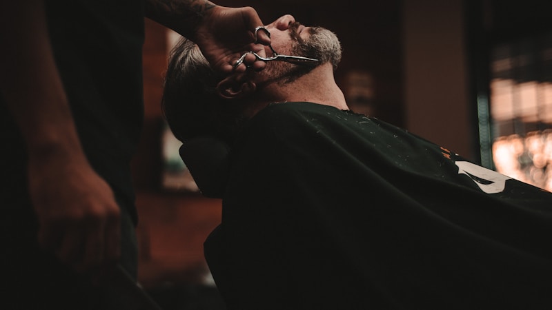 ひげ脱毛を検討中の男性